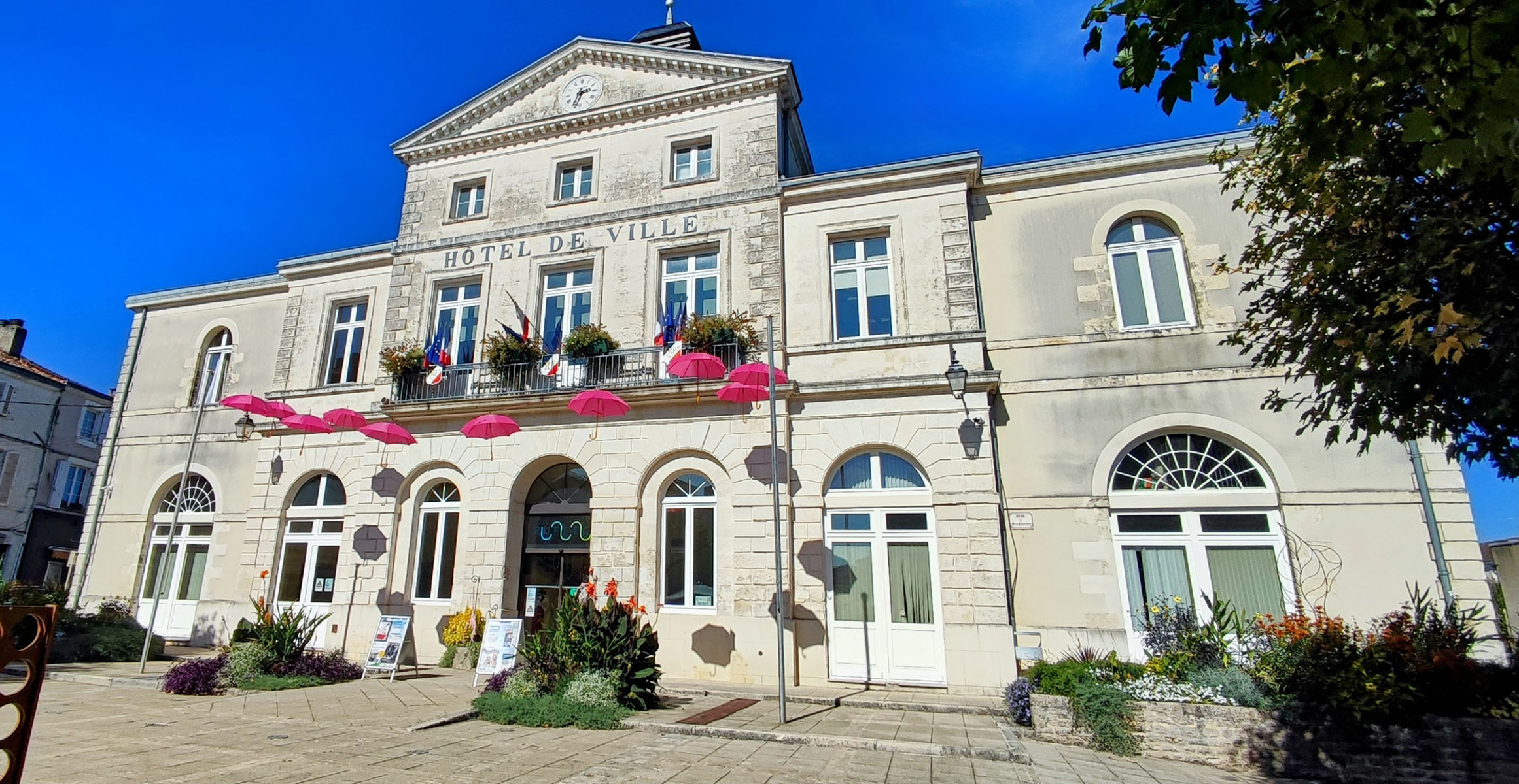 L'hôtel de ville décoré pour Octobre Rose L'hôtel de ville décoré pour Octobre Rose